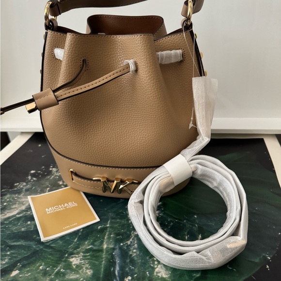 Michael Kors bucket bag - Picture 6 of 7